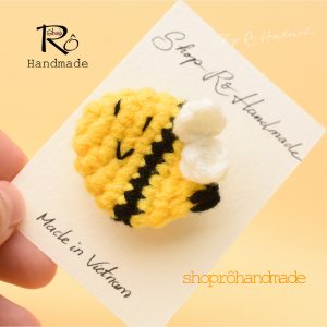 Ghim cài áo chú ong vàng và hoa cúc tươi 3cm-4cm |Pin, trâm cài balo, cặp,huy hiệu |Shop Rô Handmade